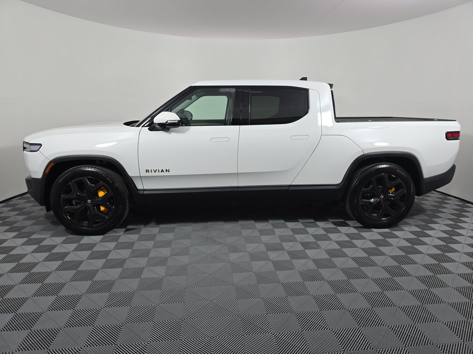 Used 2025 Rivian R1T Premium AWD/4WD image 2