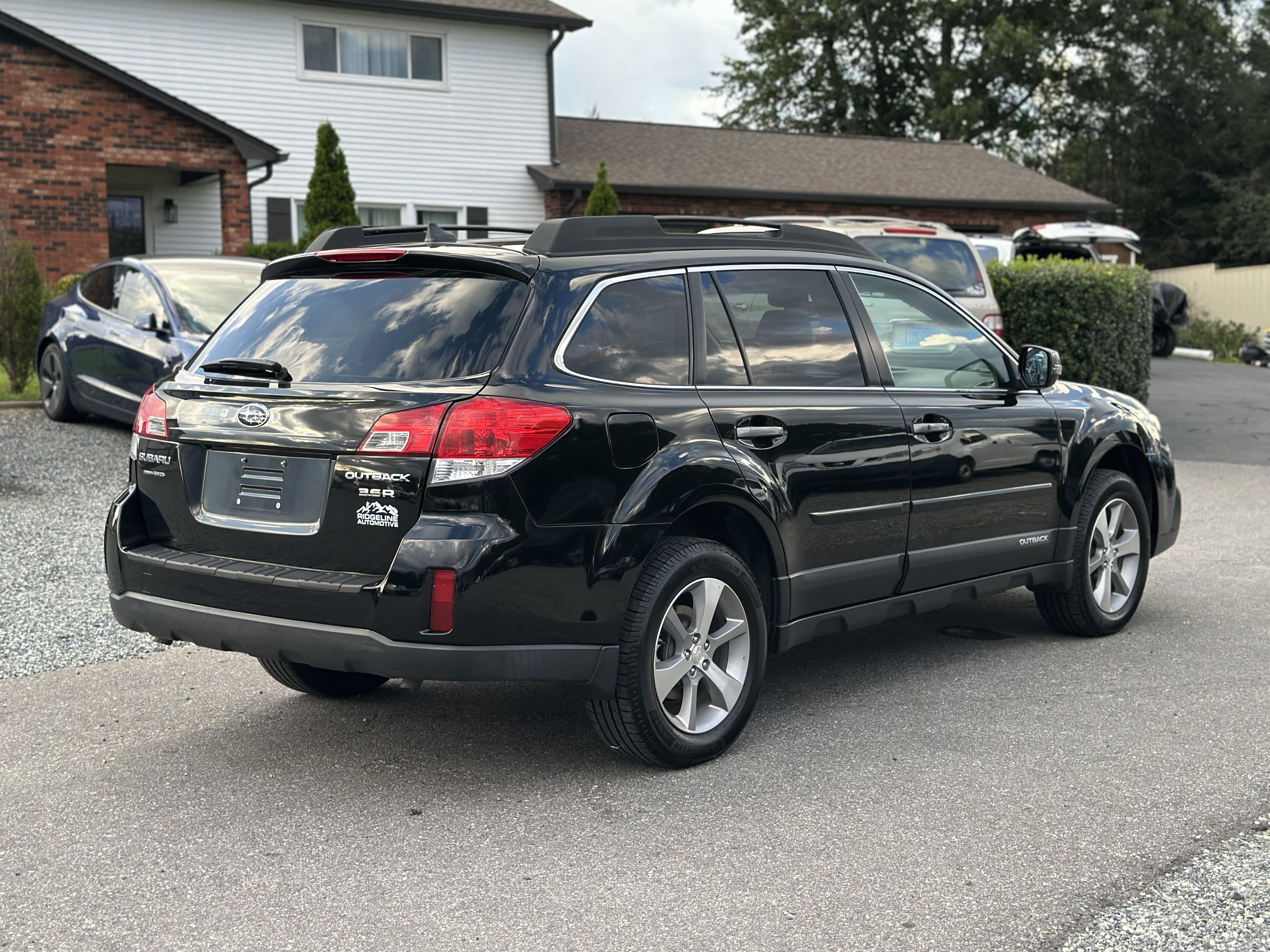 Used 2013 Subaru Outback 3.6R Limited w/ Special Appearance Pkg AWD/4WD image 3