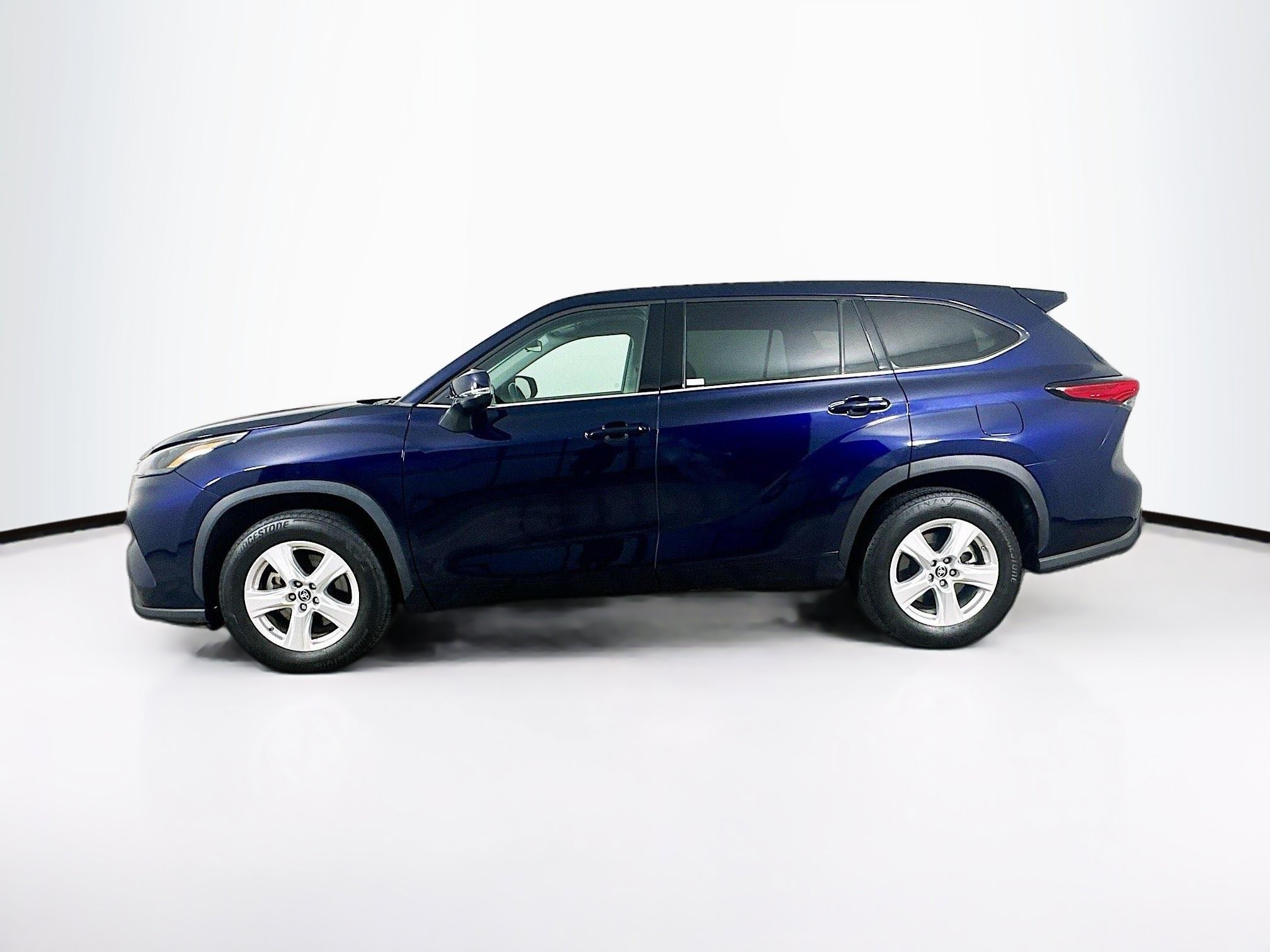 Used 2022 Toyota Highlander LE FWD image 4