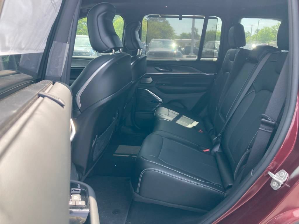 New 2024 Jeep Grand Cherokee Overland w/ Advanced Protech Group III AWD/4WD image 28
