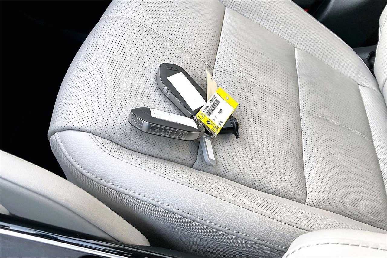 Used 2025 Kia Telluride EX w/ EX Captain's Chair Package image 32