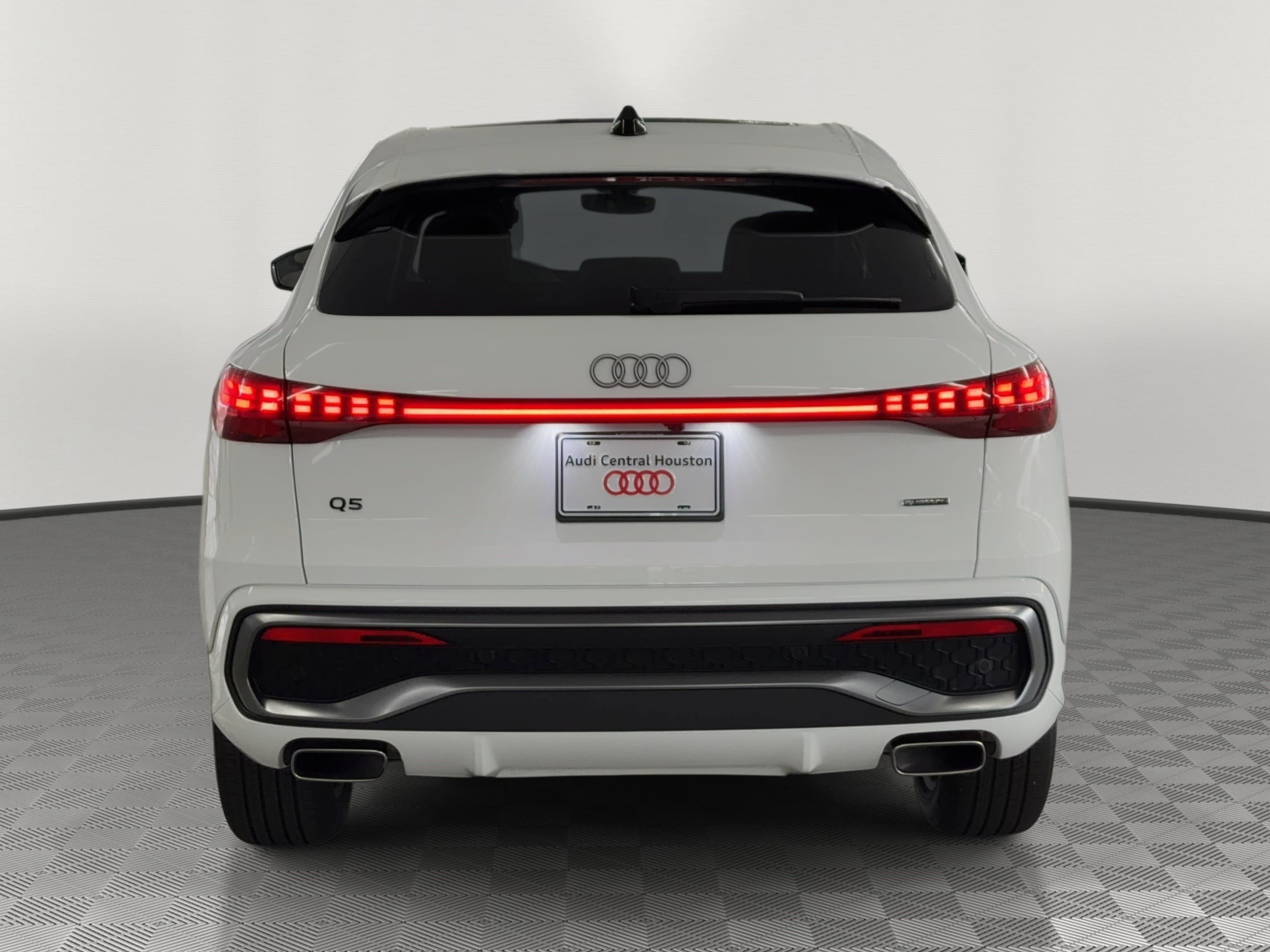 Used 2025 Audi Q5 Premium w/ Convenience Package image 10