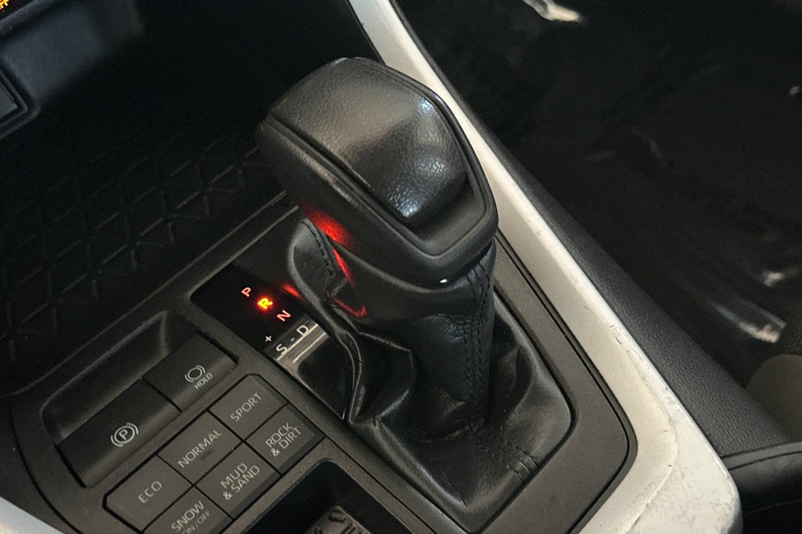 Used 2022 Toyota RAV4 LE AWD/4WD image 22