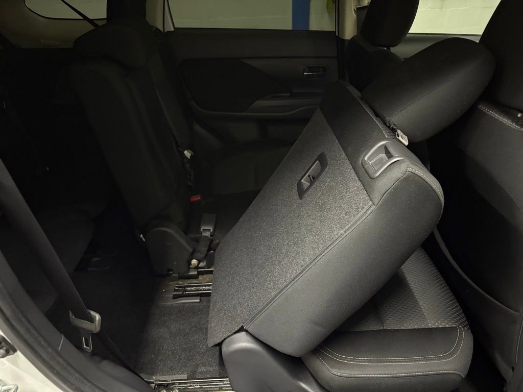 Used 2019 Mitsubishi Outlander ES image 16