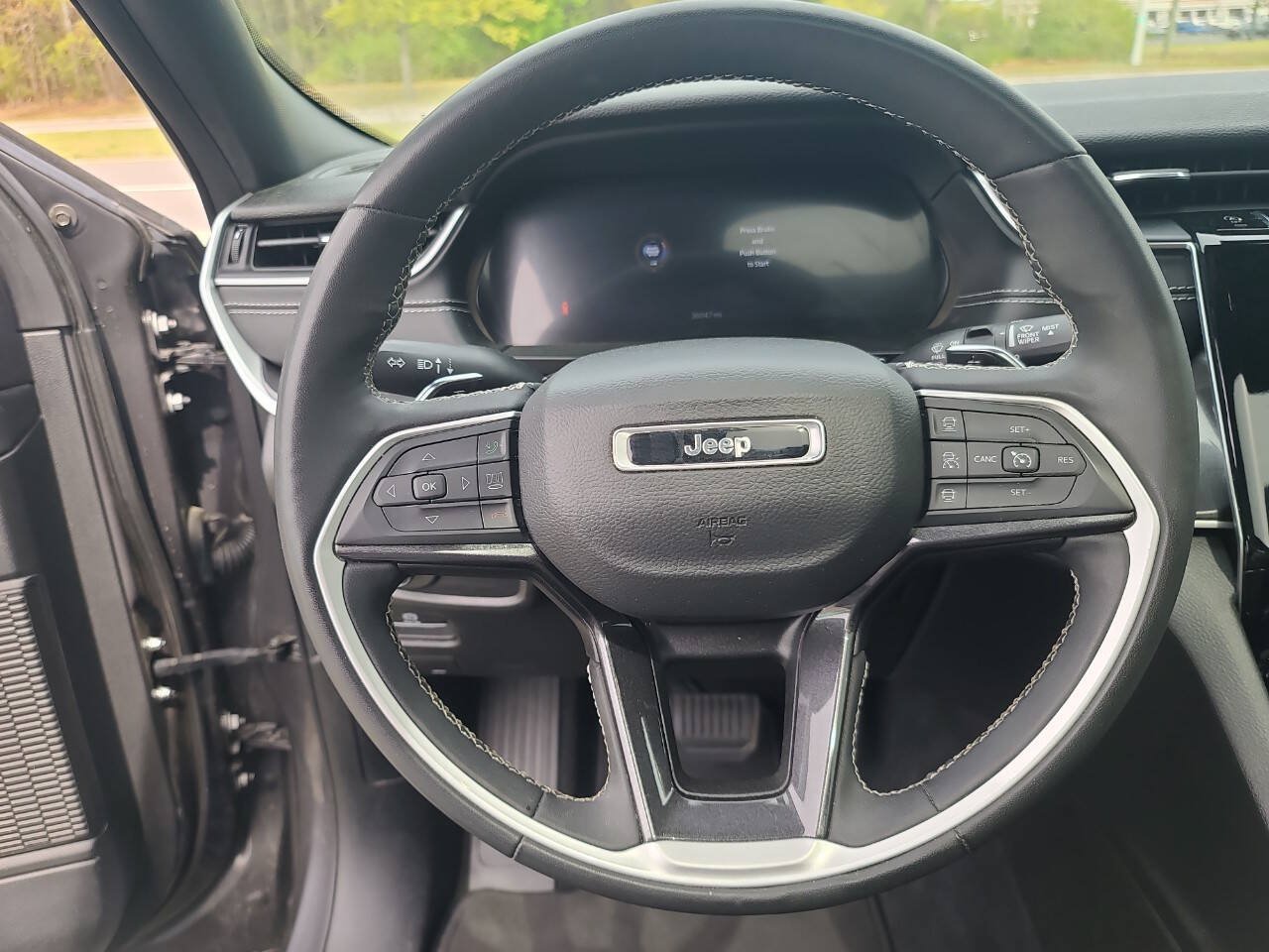 Used 2023 Jeep Grand Cherokee L Laredo RWD image 16
