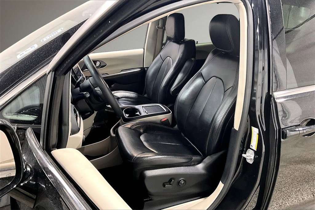Used 2022 Chrysler Pacifica Touring-L image 22