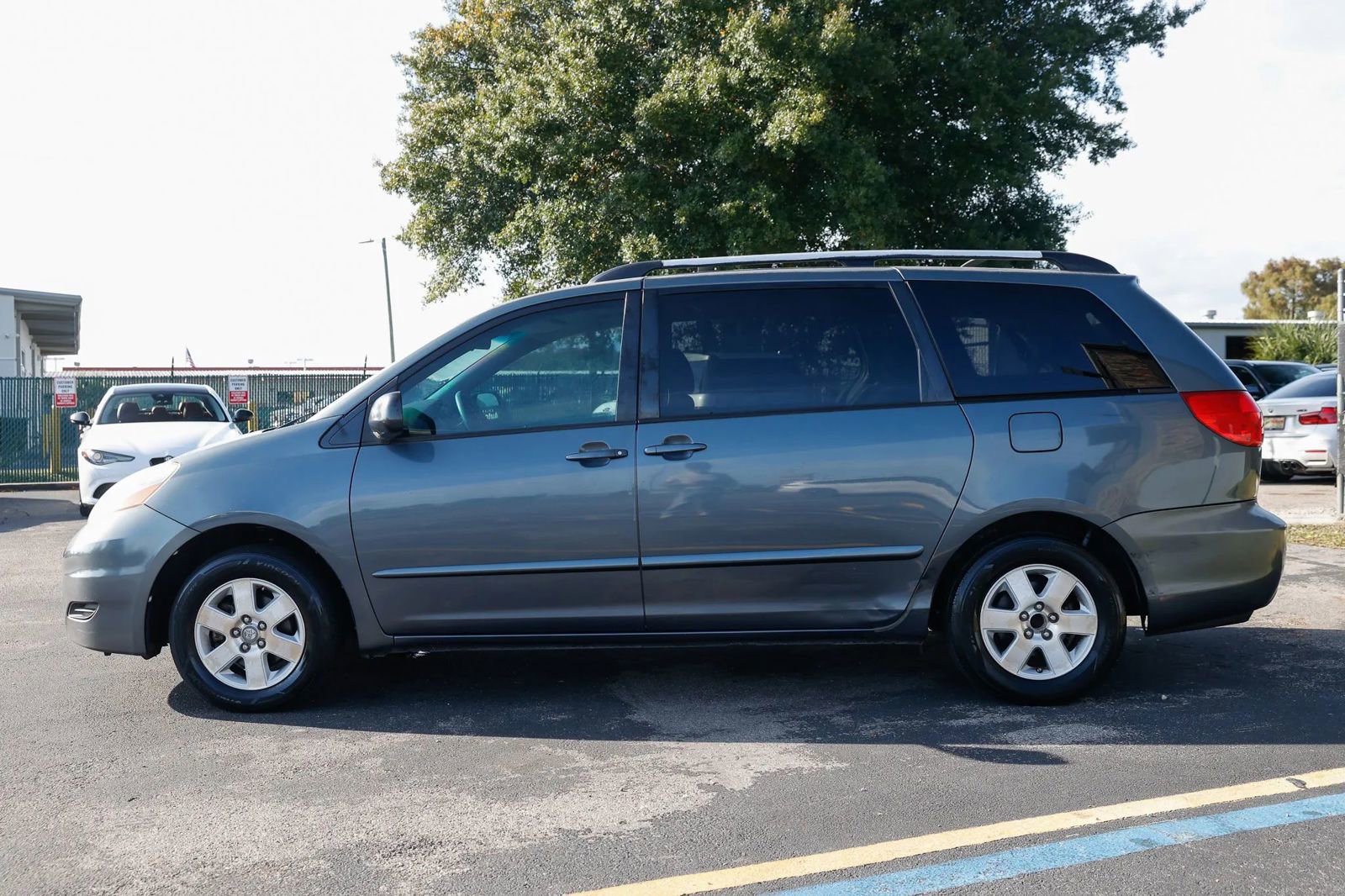 Used 2009 Toyota Sienna LE image 2
