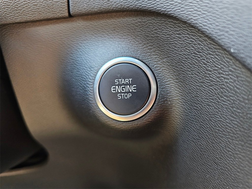 Used 2025 Volvo XC40 B5 Core image 24