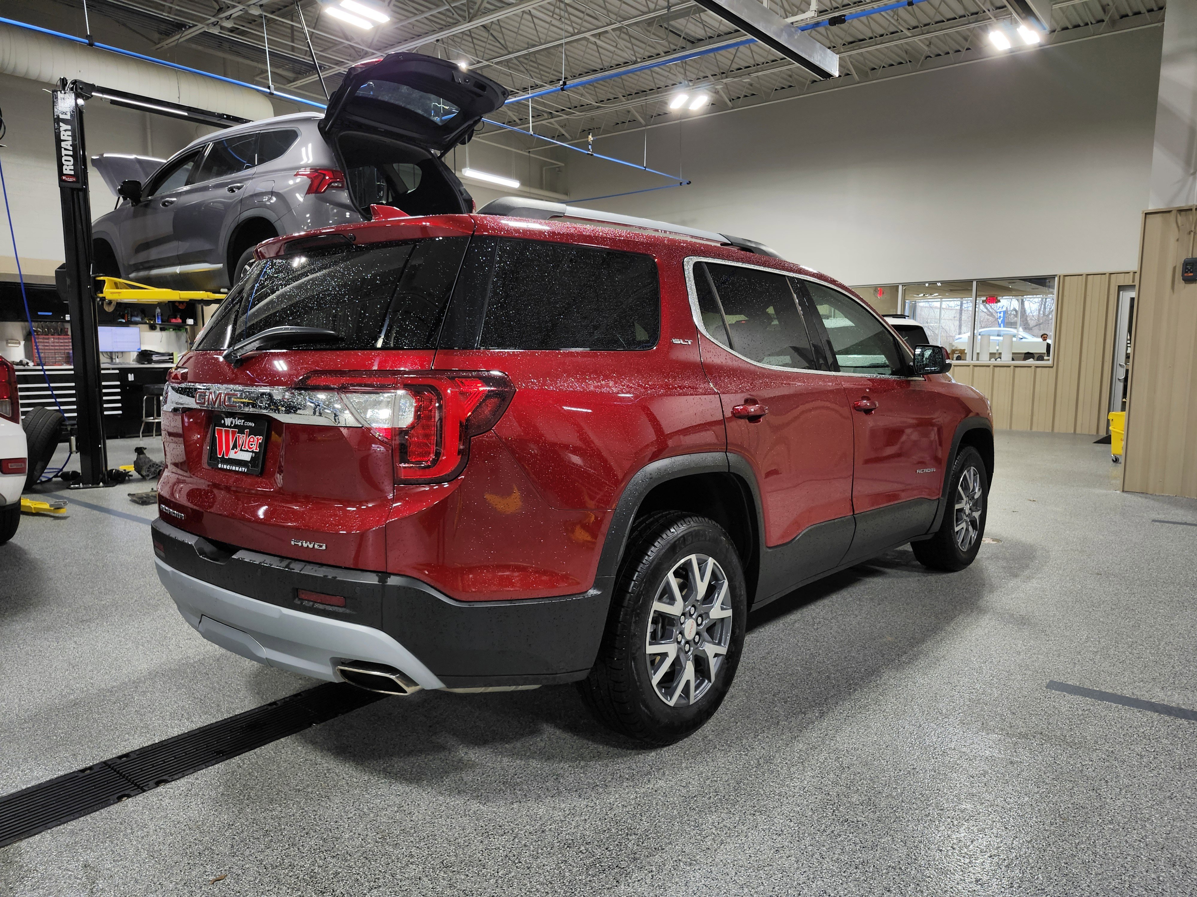 Used 2023 GMC Acadia SLT image 3