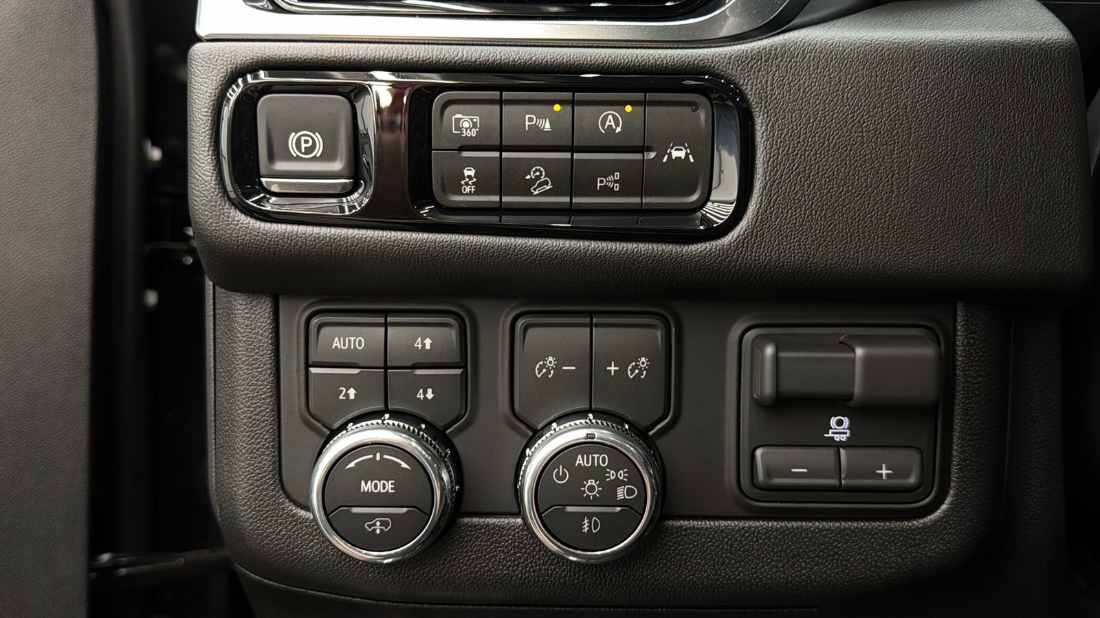Used 2026 GMC Yukon Denali w/ Sun & Power Step Package AWD/4WD image 28
