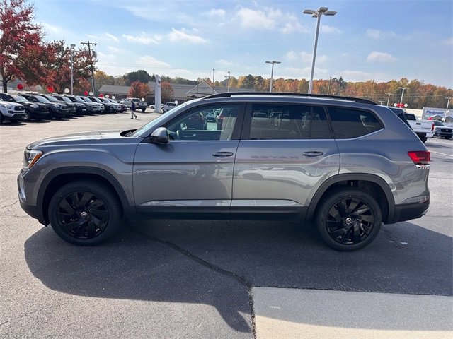 Used 2024 Volkswagen Atlas SE w/ Black Wheel Package image 6