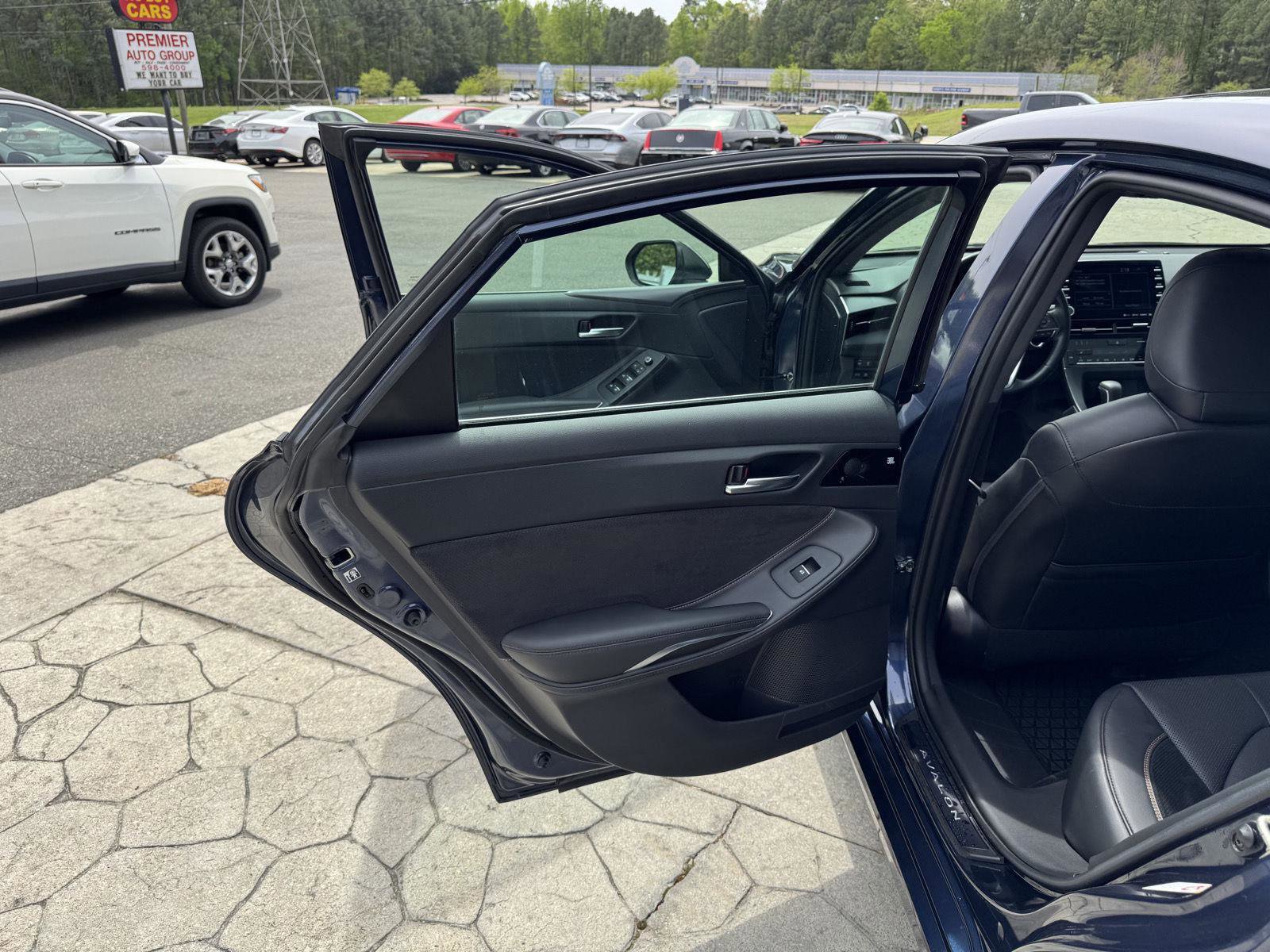 Used 2019 Toyota Avalon XSE w/ All Weather Liner Package image 8