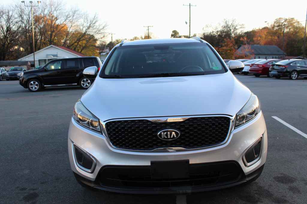 Used 2017 Kia Sorento LX w/ LX Convenience Package image 2