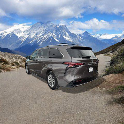 Certified 2023 Toyota Sienna Limited image 3