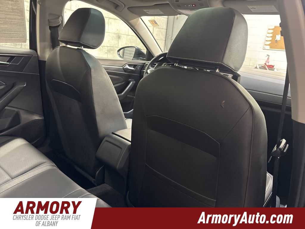 Used 2024 Volkswagen Jetta SE image 32