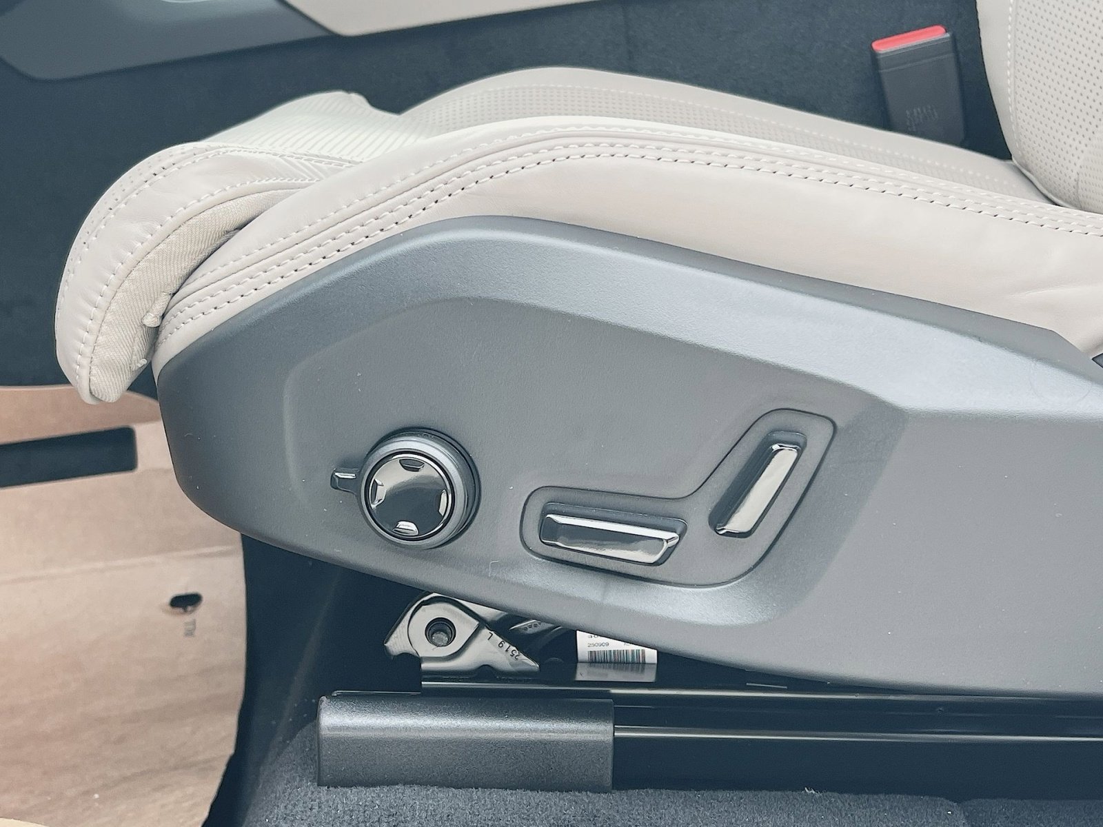 New 2026 Volvo XC90 T8 Ultra w/ Protection Package image 14