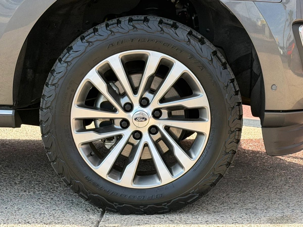 Used 2018 Ford Expedition Limited w/ Equipment Group 301A AWD/4WD image 37