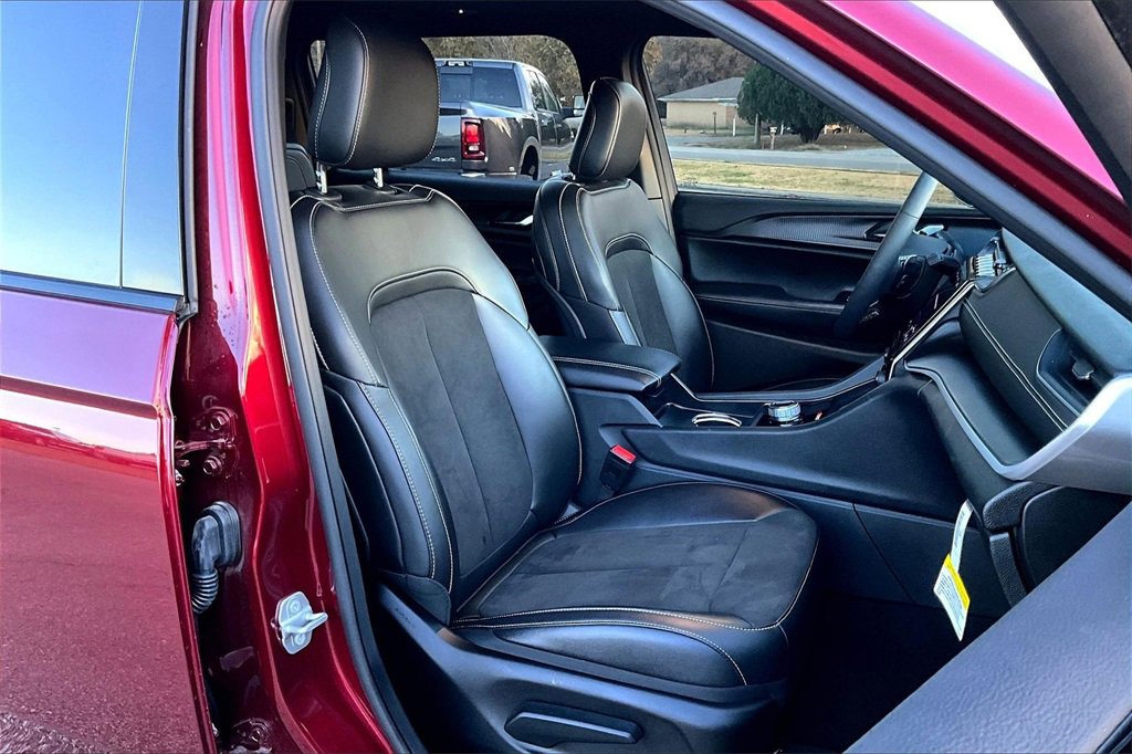 Used 2025 Jeep Grand Cherokee L Altitude image 7