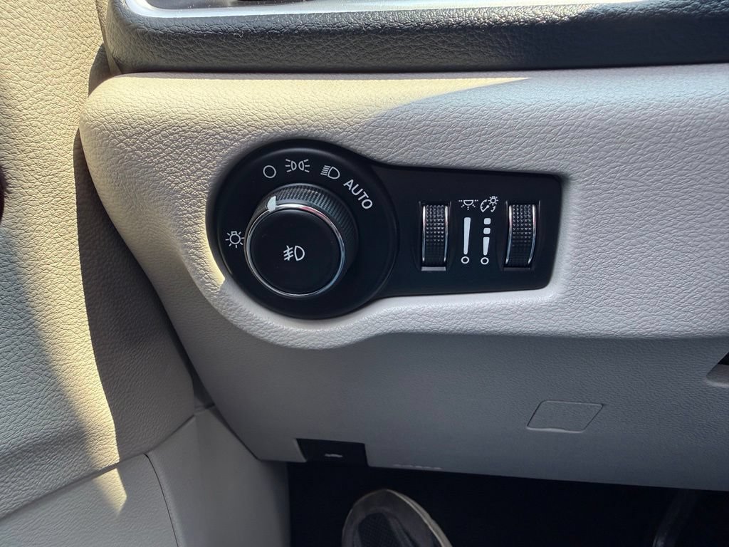 Used 2017 Chrysler Pacifica Limited w/ Advanced Safetytec Group FWD image 49