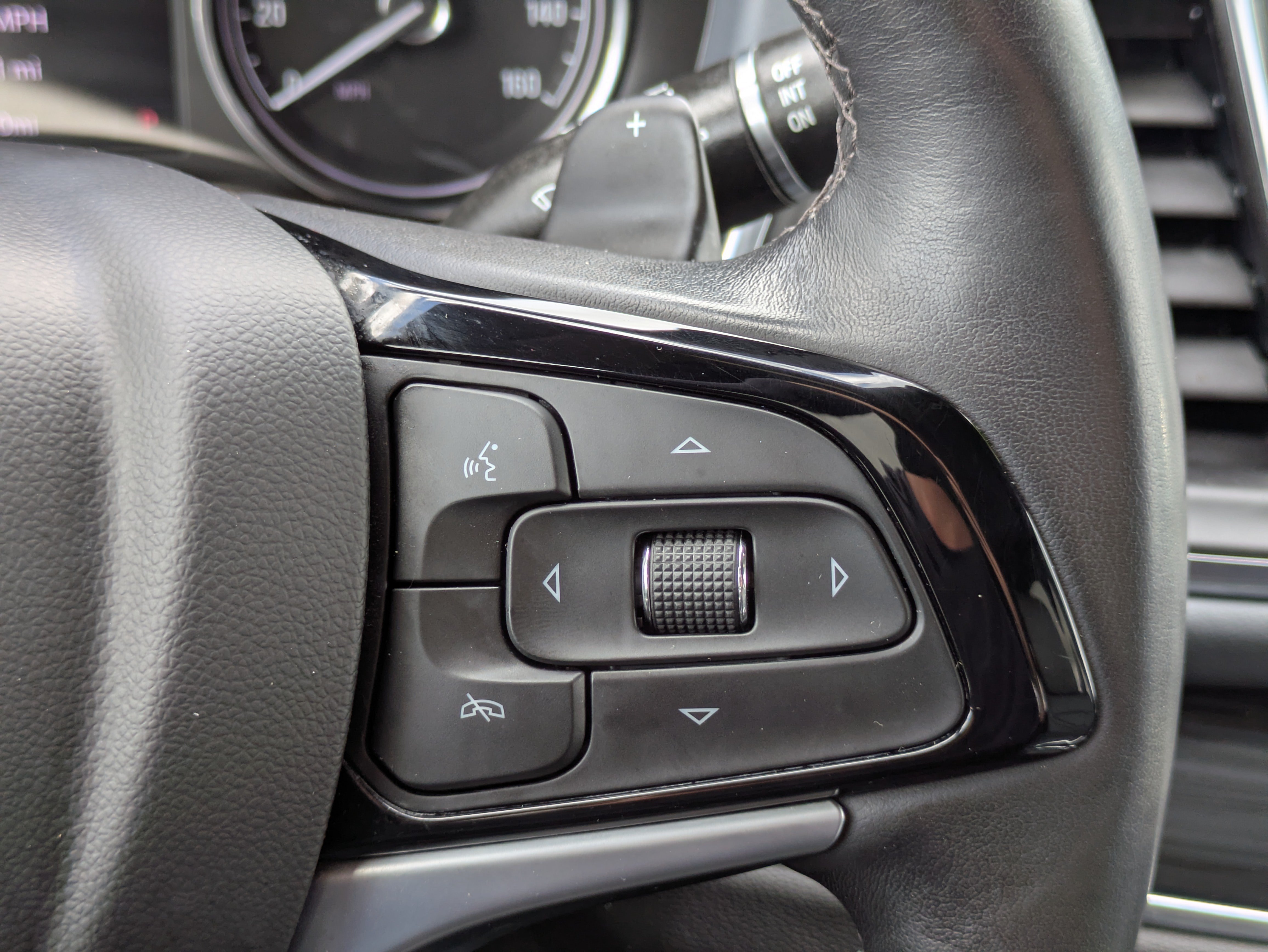 Used 2023 Buick Enclave Essence w/ Sound and Sites Package FWD image 25