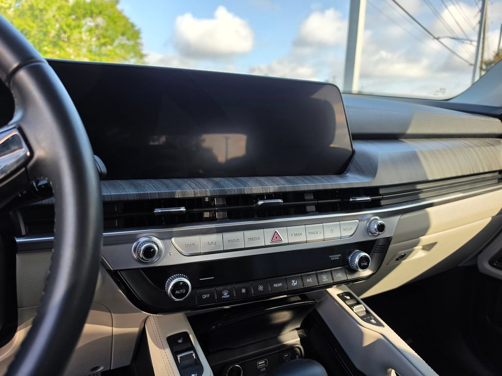 Used 2024 Kia Telluride EX w/ EX Captain's Chair Package FWD image 26