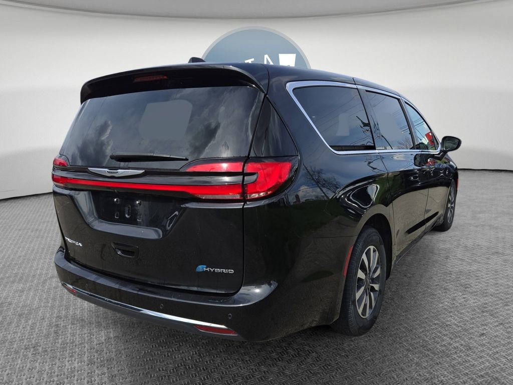 Used 2023 Chrysler Pacifica Touring-L image 3