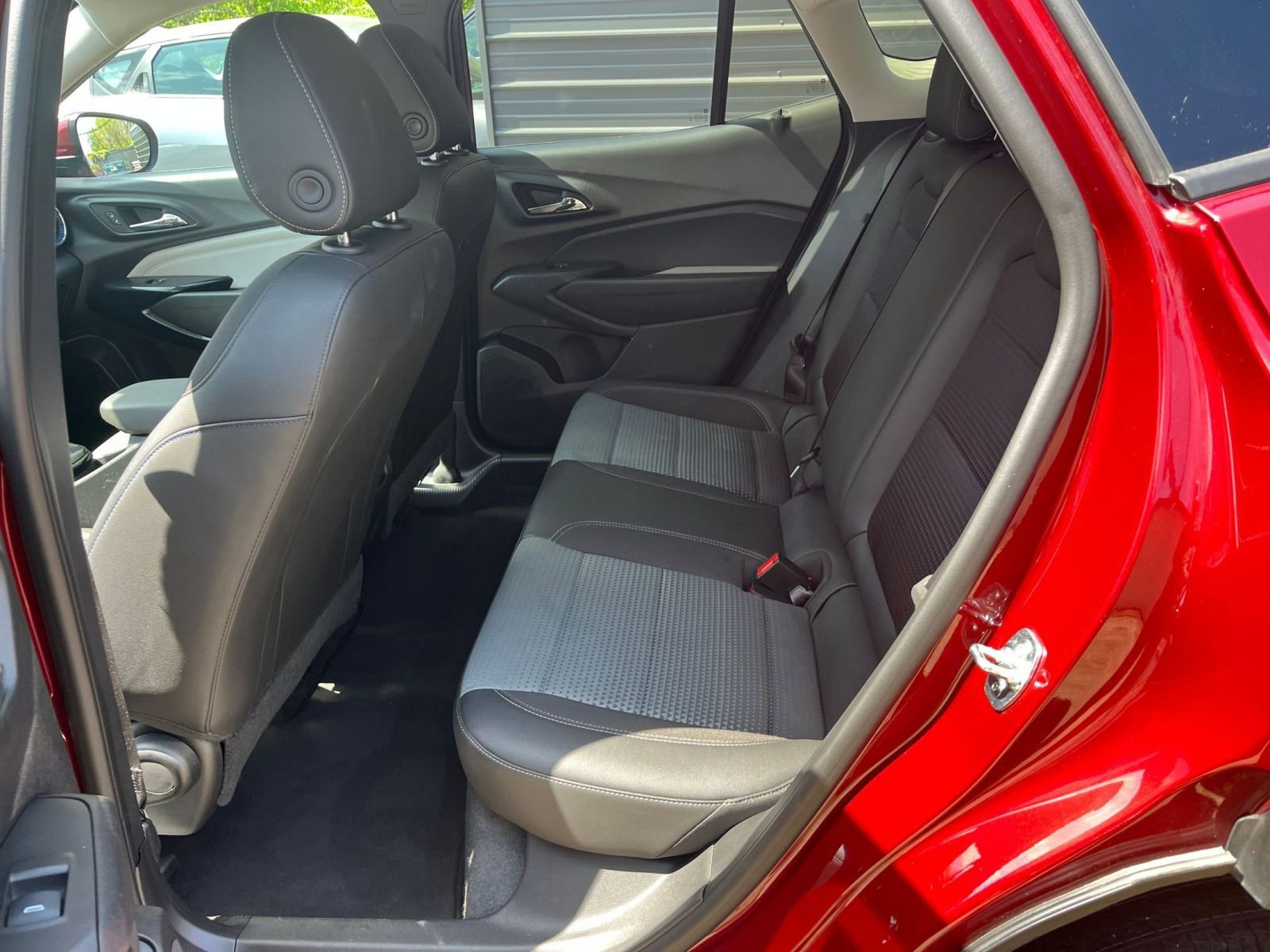 Used 2025 Chevrolet Trax LT FWD image 21