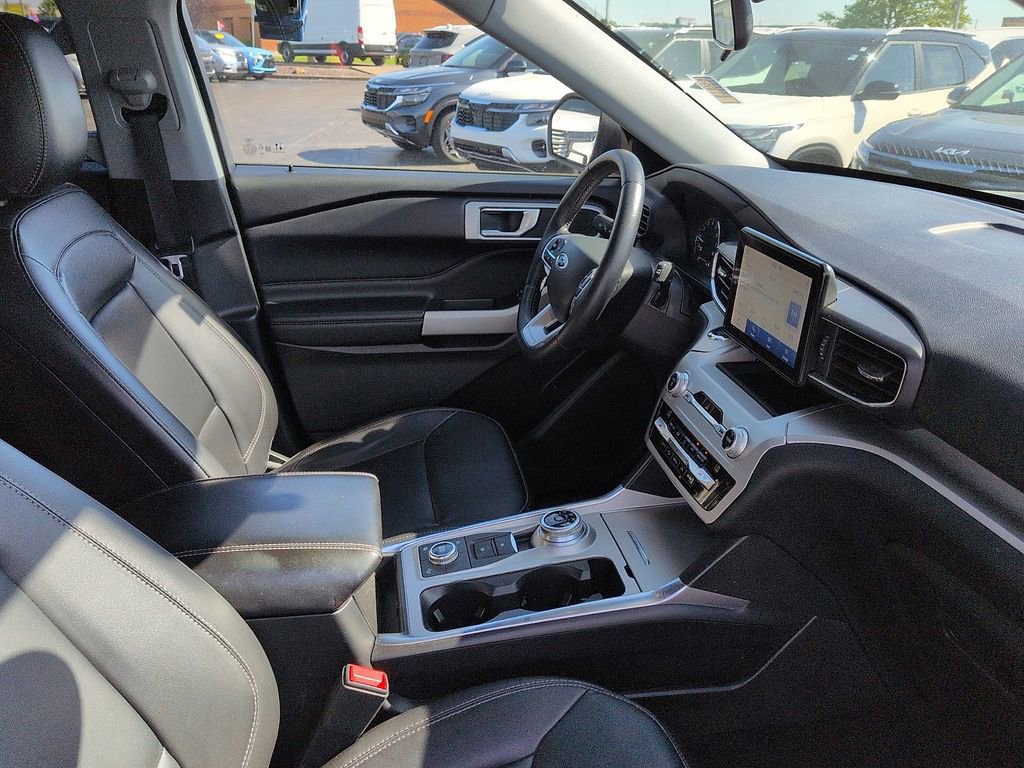 Used 2021 Ford Explorer XLT w/ Equipment Group 202A AWD/4WD image 7