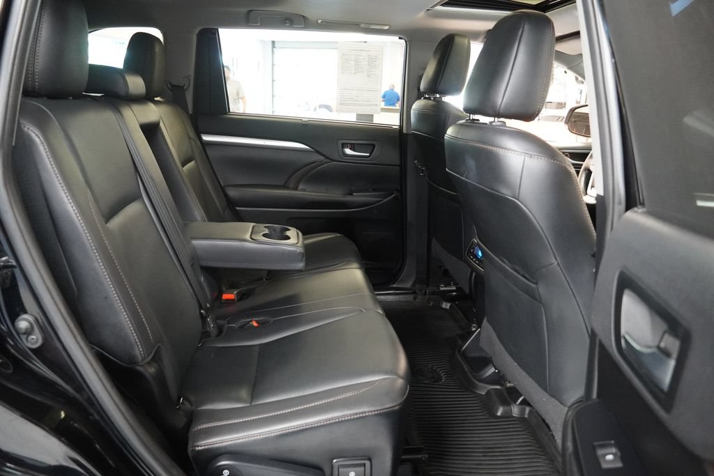Used 2019 Toyota Highlander XLE AWD/4WD image 35