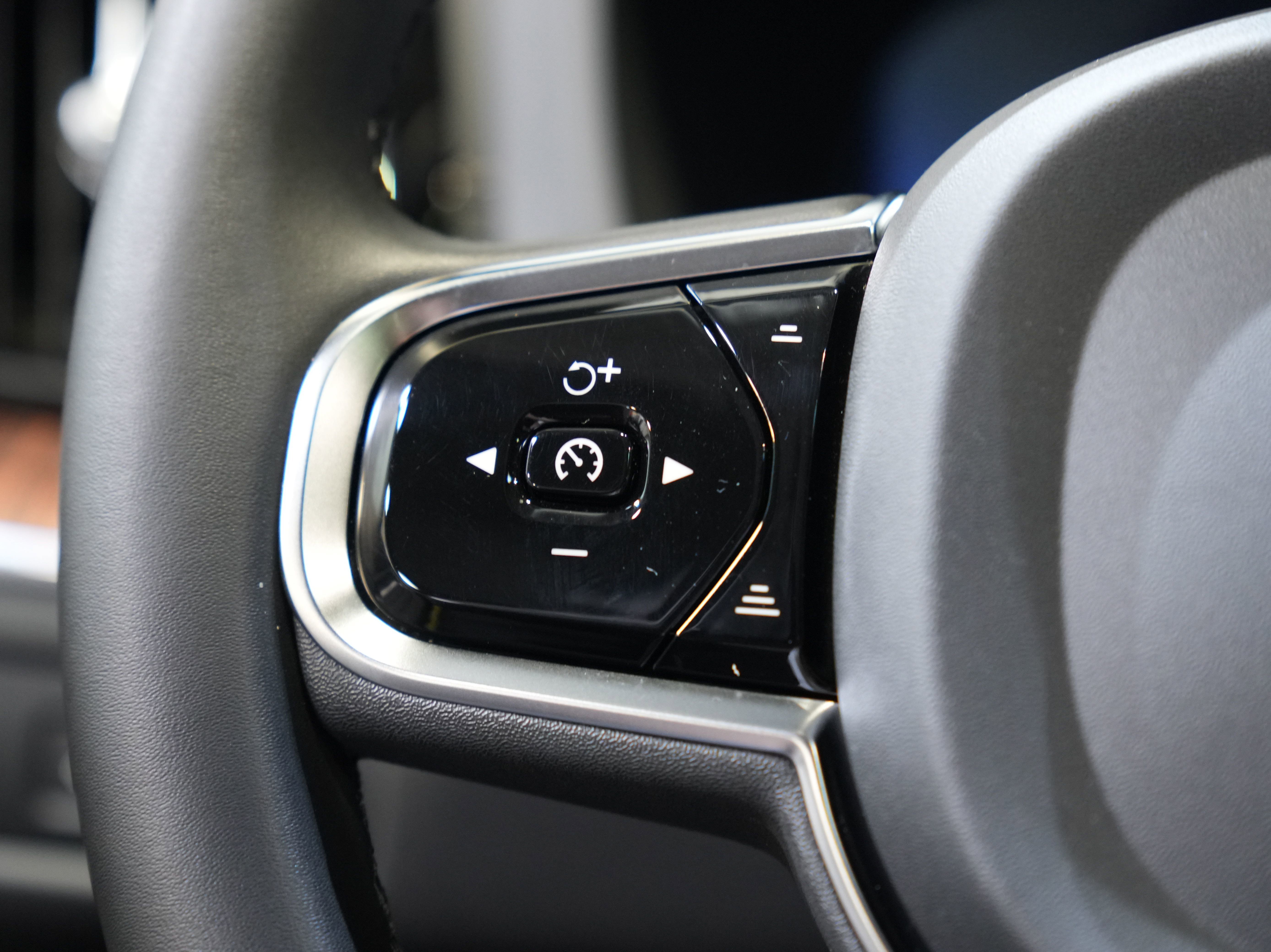 Used 2024 Volvo XC60 B5 Ultimate w/ Protection Package Premier image 40