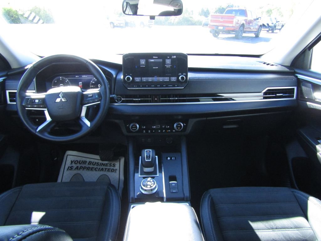 Used 2023 Mitsubishi Outlander SE image 11