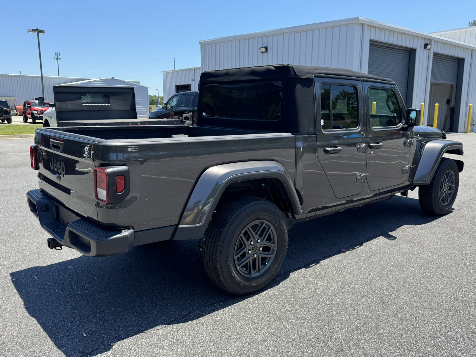 Used 2024 Jeep Gladiator Sport AWD/4WD image 5