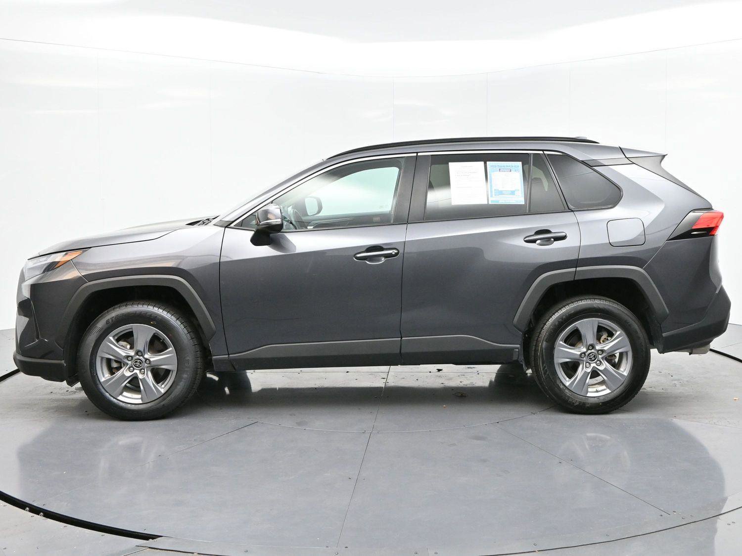 Used 2022 Toyota RAV4 XLE w/ Convenience Package image 4