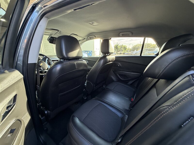 Used 2022 Chevrolet Trax LT w/ LT Convenience Package AWD/4WD image 15
