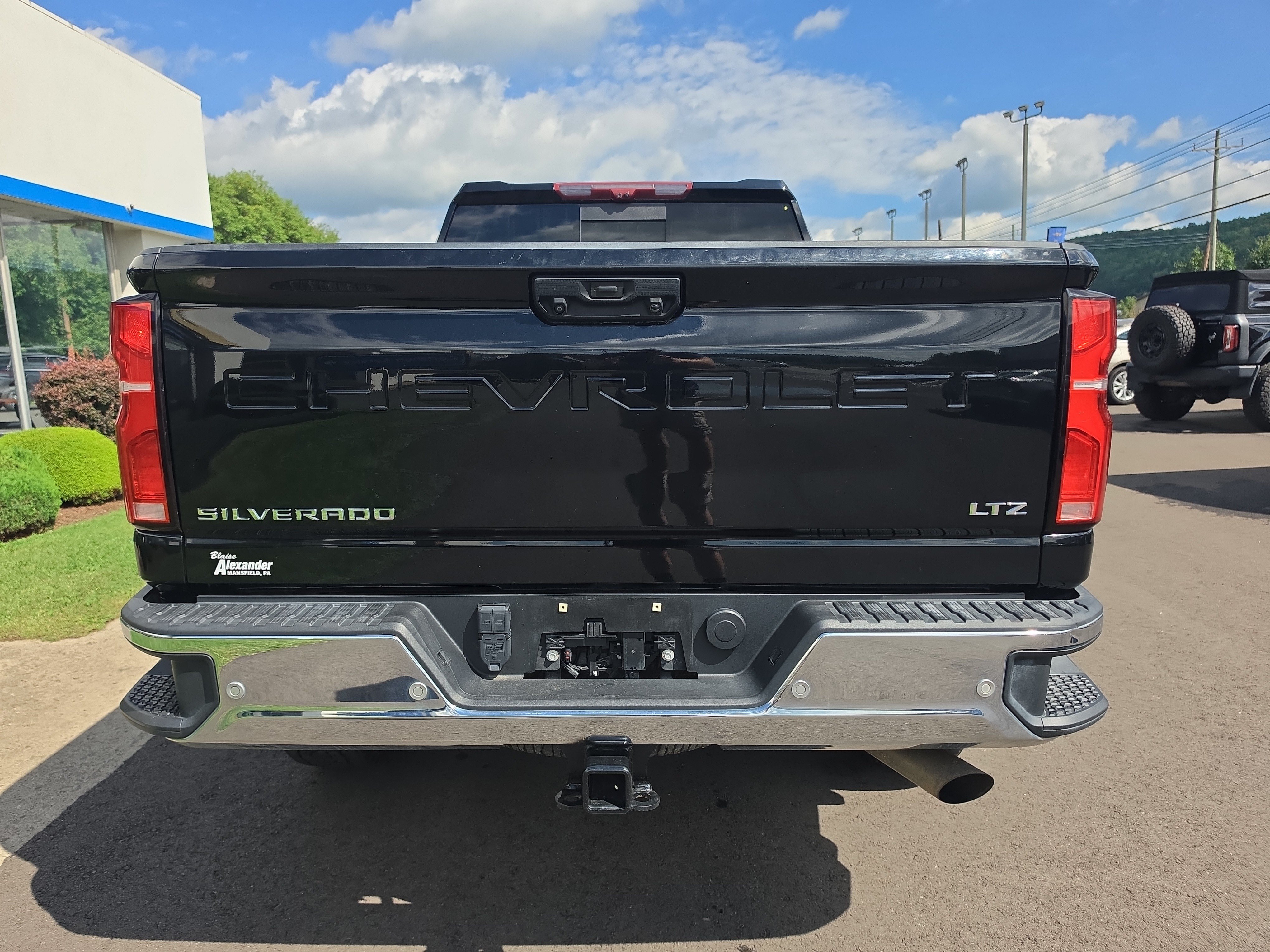 Used 2024 Chevrolet Silverado 2500 LTZ w/ LTZ Plus Package AWD/4WD image 4