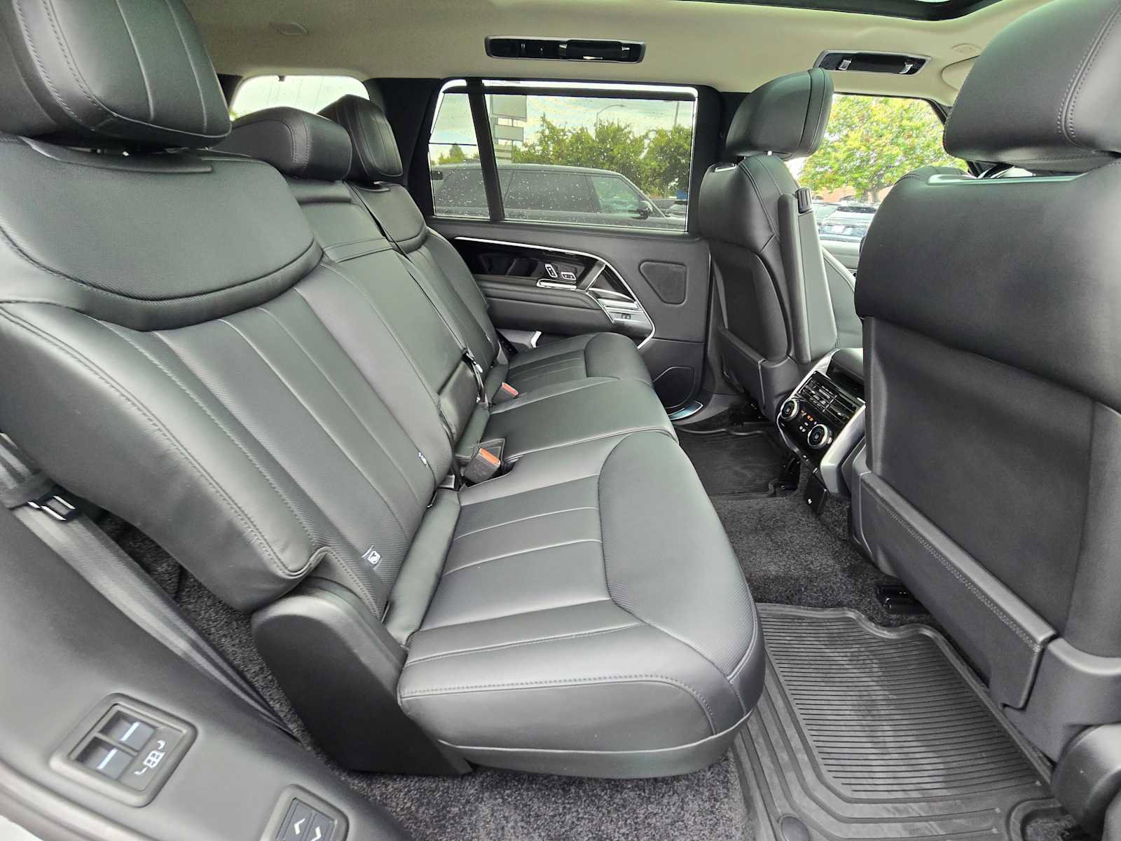Used 2026 Land Rover Range Rover Long Wheelbase SE image 14