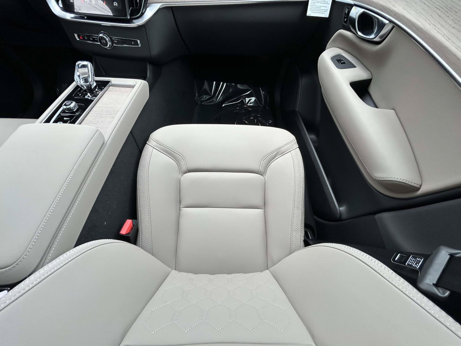 New 2026 Volvo XC90 B6 Plus w/ Protection Package Premier AWD/4WD image 16