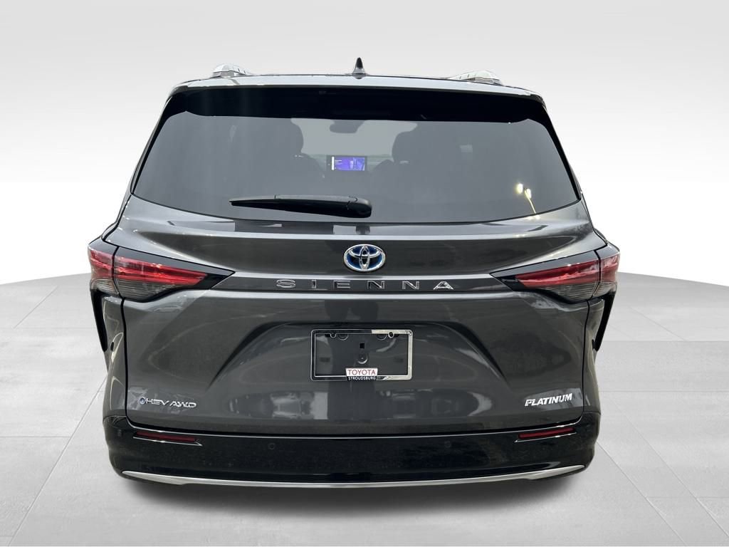 Used 2025 Toyota Sienna Platinum image 4