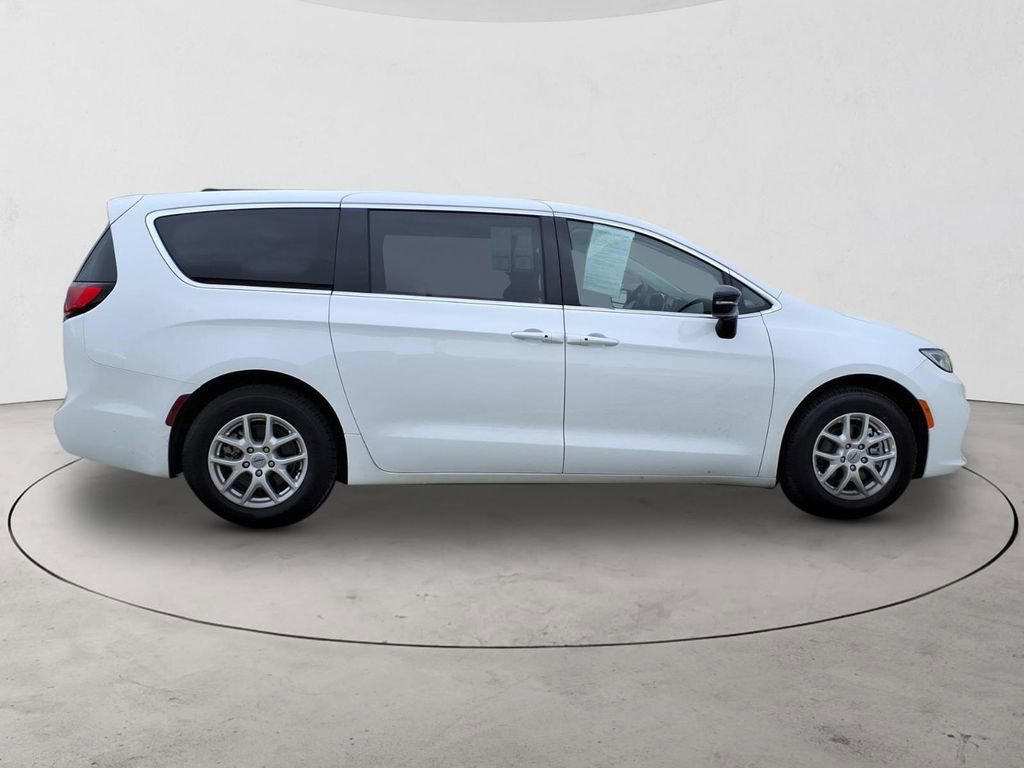 Used 2024 Chrysler Pacifica Touring-L image 4