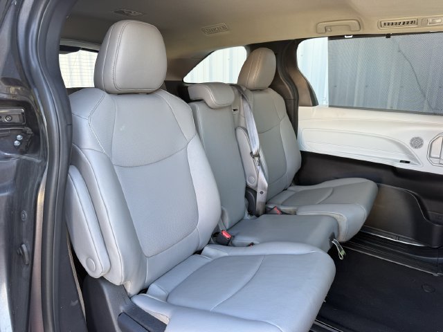 Certified 2025 Toyota Sienna XLE FWD image 32