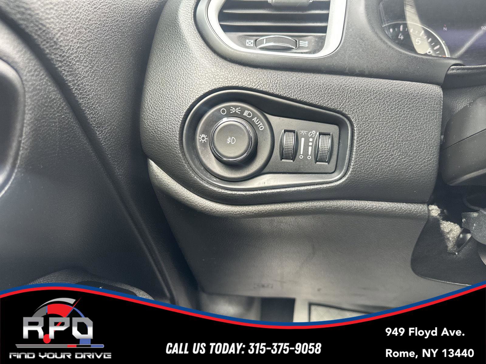 Used 2021 Jeep Renegade Latitude w/ Convenience Group image 18