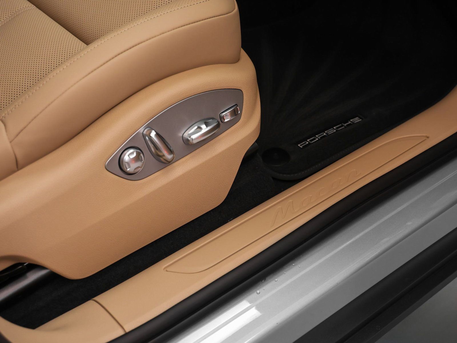 Certified 2026 Porsche Macan AWD/4WD image 18