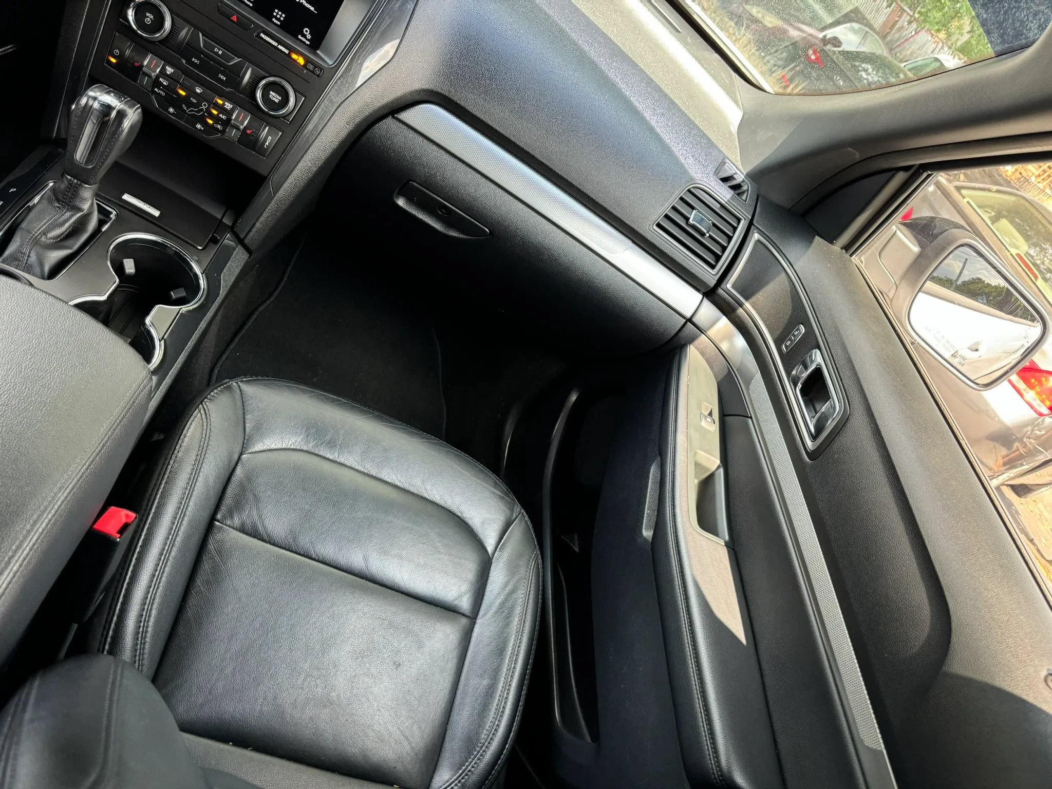 Used 2018 Ford Explorer XLT w/ Equipment Group 202A FWD image 12
