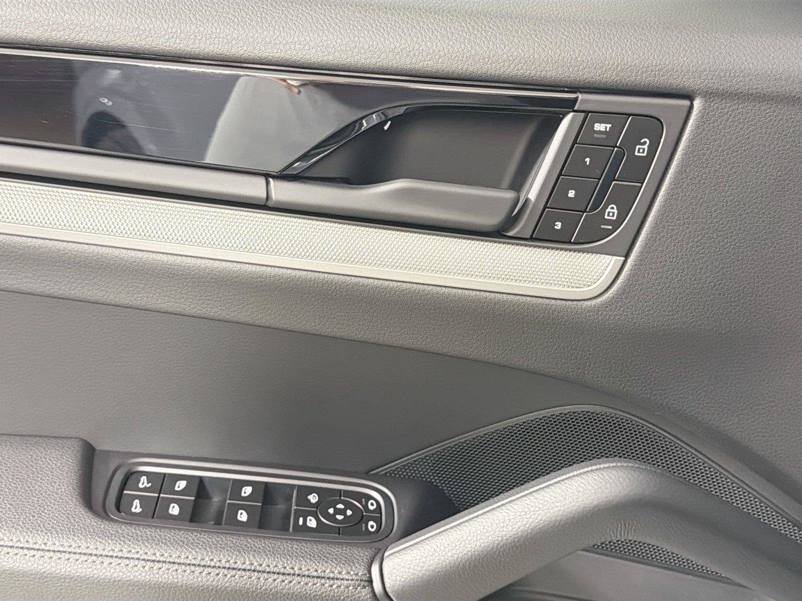 Certified 2025 Porsche Cayenne AWD/4WD image 31