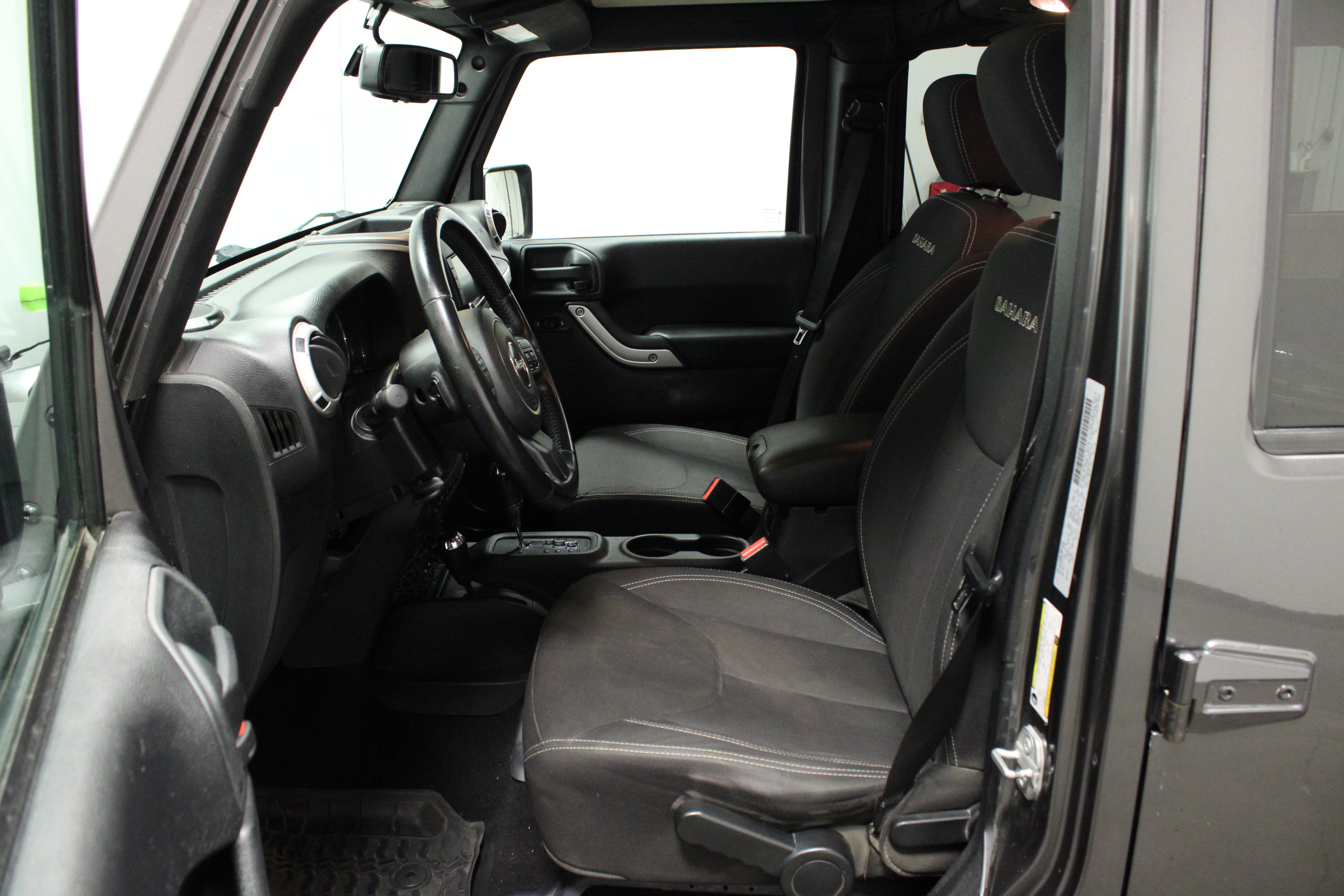 Used 2016 Jeep Wrangler Unlimited Sahara w/ Connectivity Group image 17