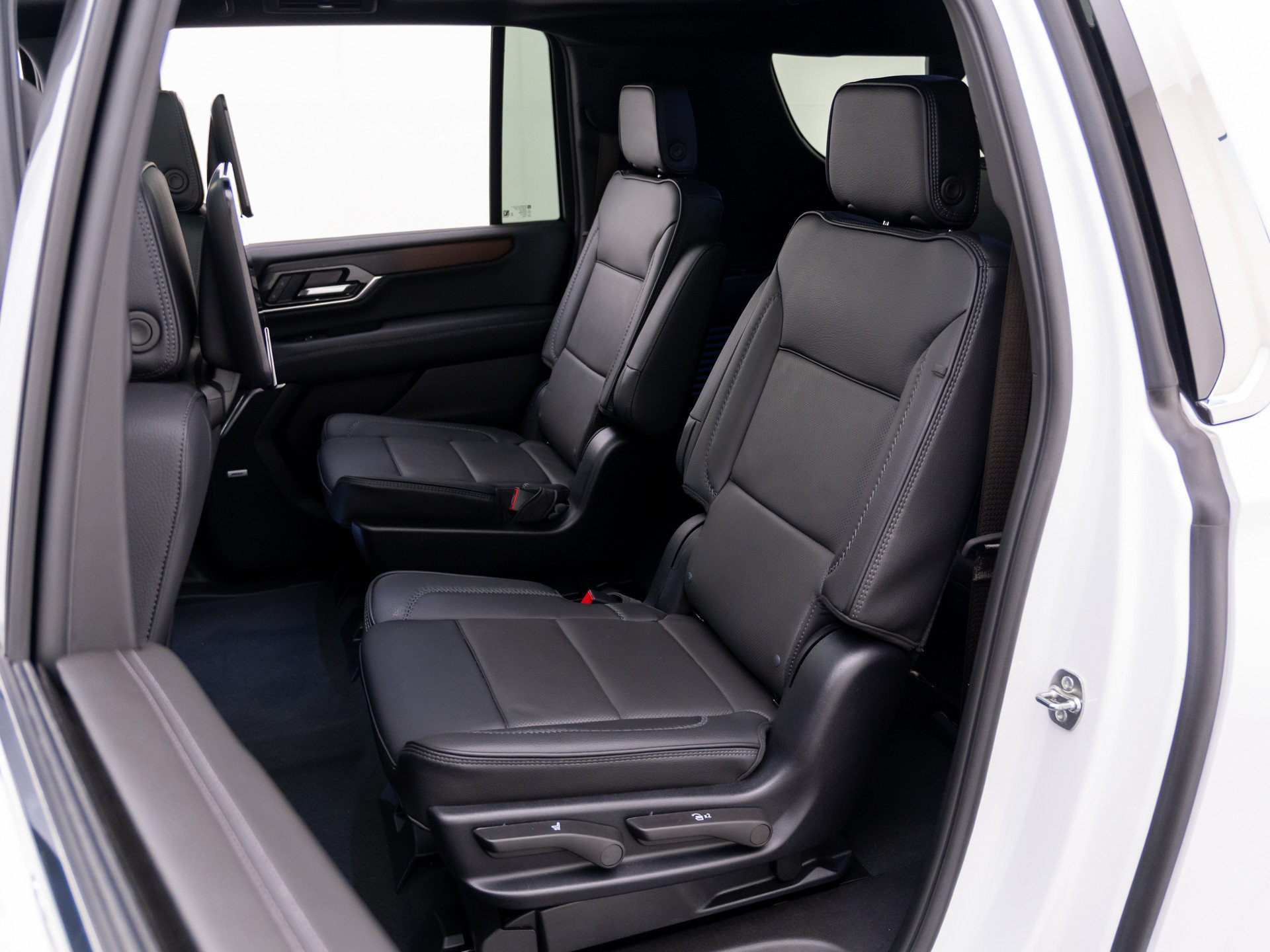 Used 2025 GMC Yukon XL Denali w/ Denali Reserve Package AWD/4WD image 17