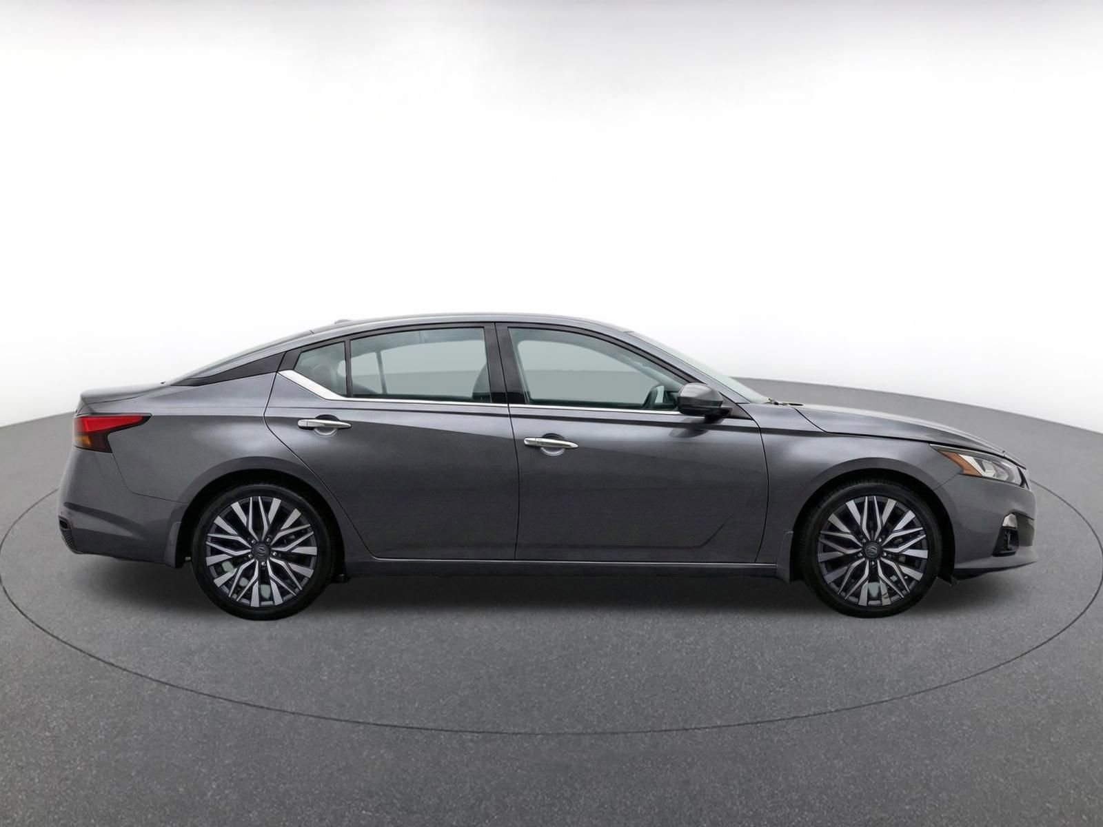 Used 2025 Nissan Altima 2.5 SV FWD image 10