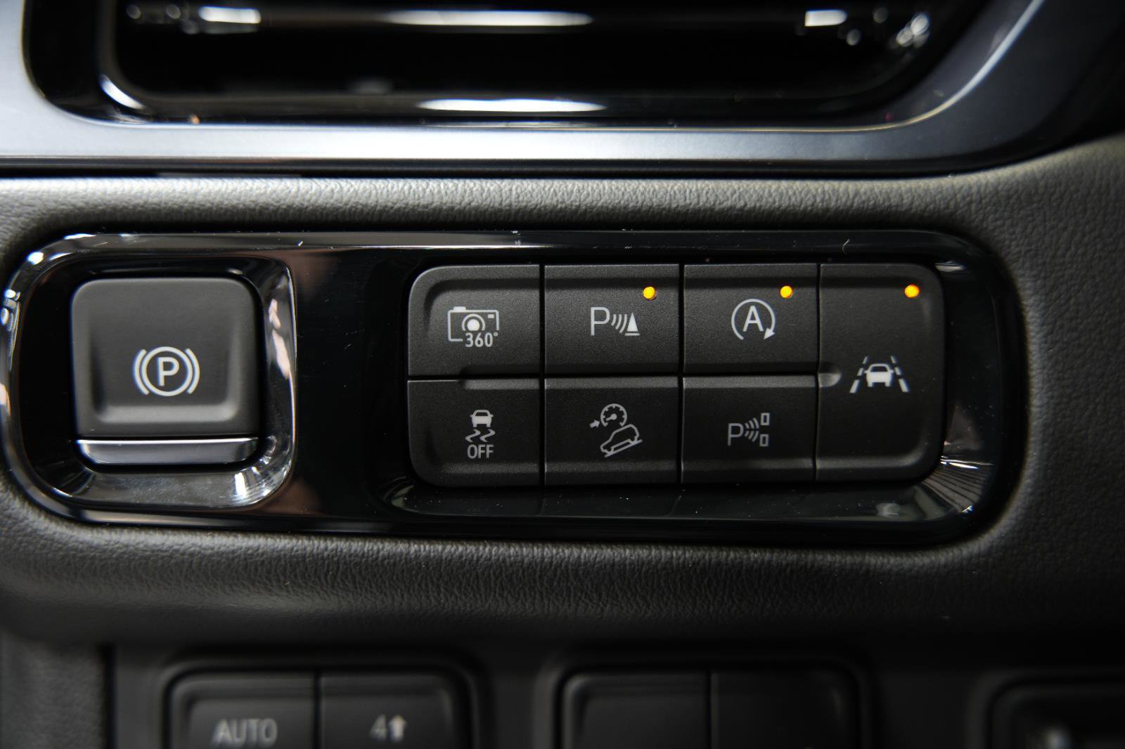 New 2026 GMC Yukon XL AT4 w/ AT4 Premium Plus Package AWD/4WD image 36