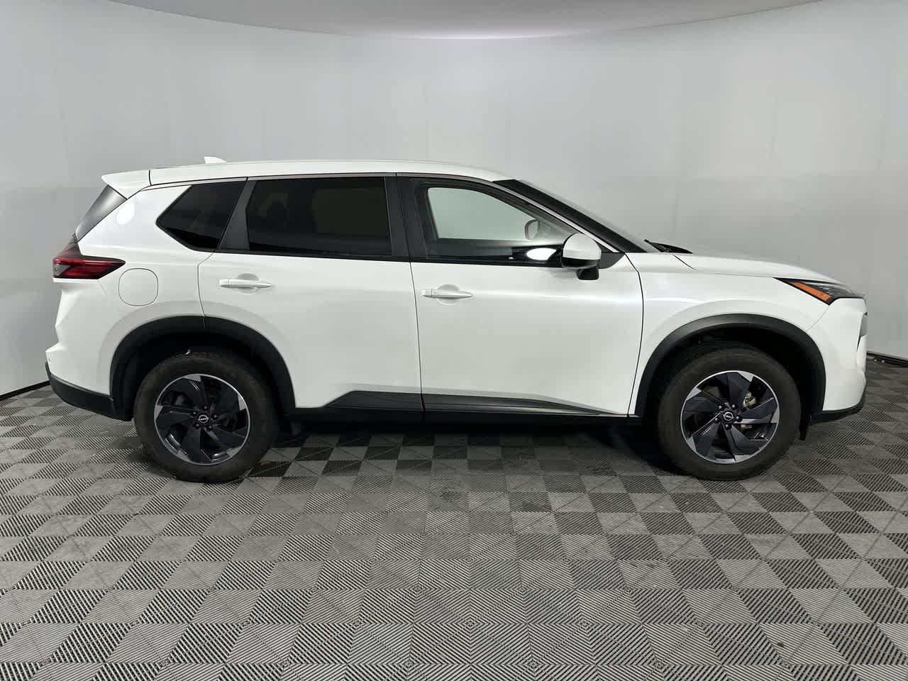 Used 2024 Nissan Rogue SV AWD/4WD image 9