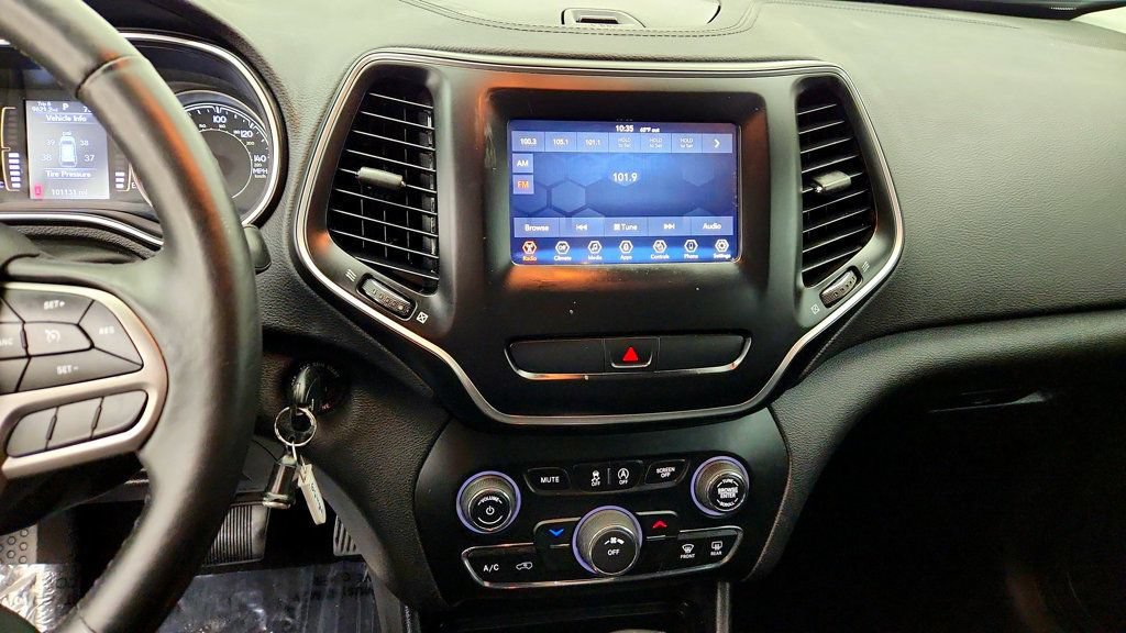Used 2019 Jeep Cherokee Latitude w/ Cold Weather Group FWD image 17